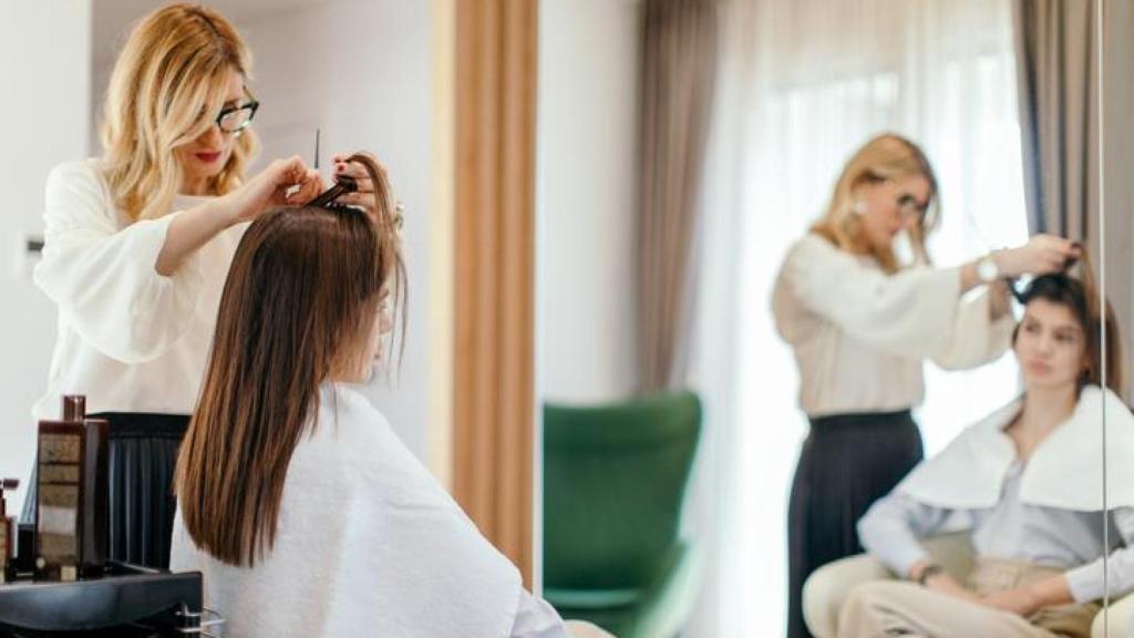 Peluquera con clienta.