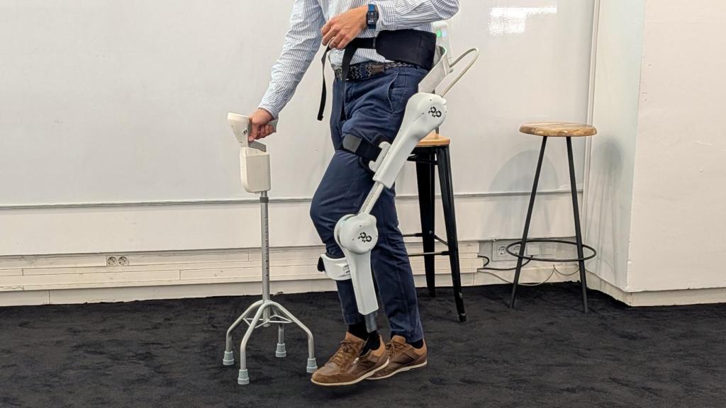 Iván Martínez, CEO de Robopedics, usando Awake, el dispositivo biónico de asistencia a la movilidad.