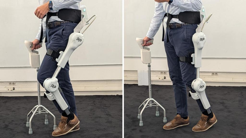 Iván Martínez, CEO de Robopedics, usando Awake, el dispositivo biónico de asistencia a la movilidad.