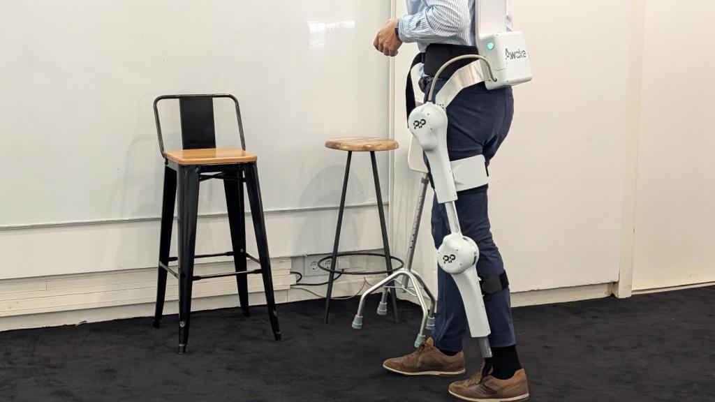 Iván Martínez, CEO de Robopedics, usando Awake, el dispositivo biónico de asistencia a la movilidad.