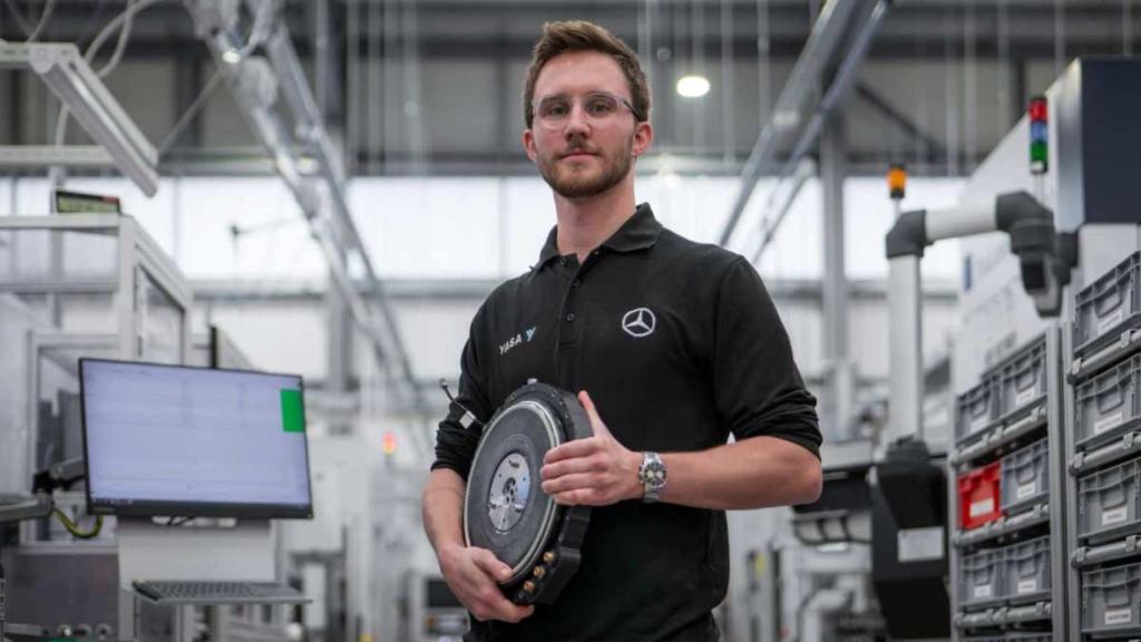 Un ingeniero de YASA sosteniendo el nuevo prototipo de motor eléctrico