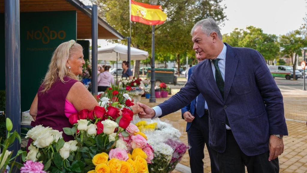 El alcalde Sevilla, José Luis Sanz, en su visita al Cementerio de San Fernando.