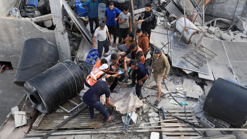 Los servicios de emergencia palestinos recuperar el cadáver de un hombre en Gaza este miércoles.