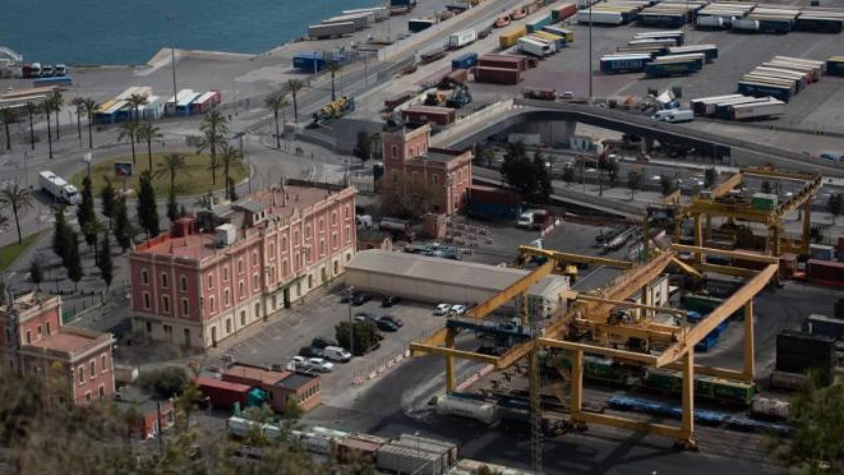 Vista general de un muelle del Puerto de Barcelona (archivo)