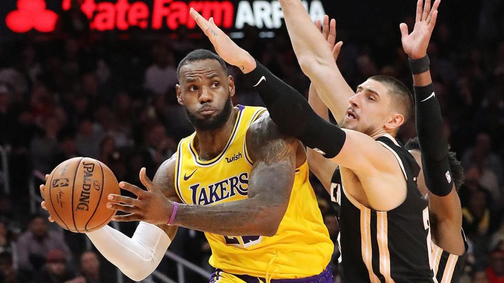 Alex Len, a la derecha, enfrentándose a LeBron James en la NBA