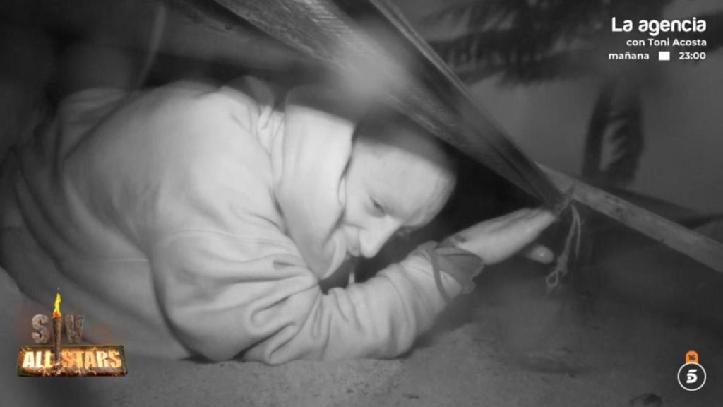 Torres, concursante de 'Supervivientes', bajo una lona que se rompe por la tormenta.