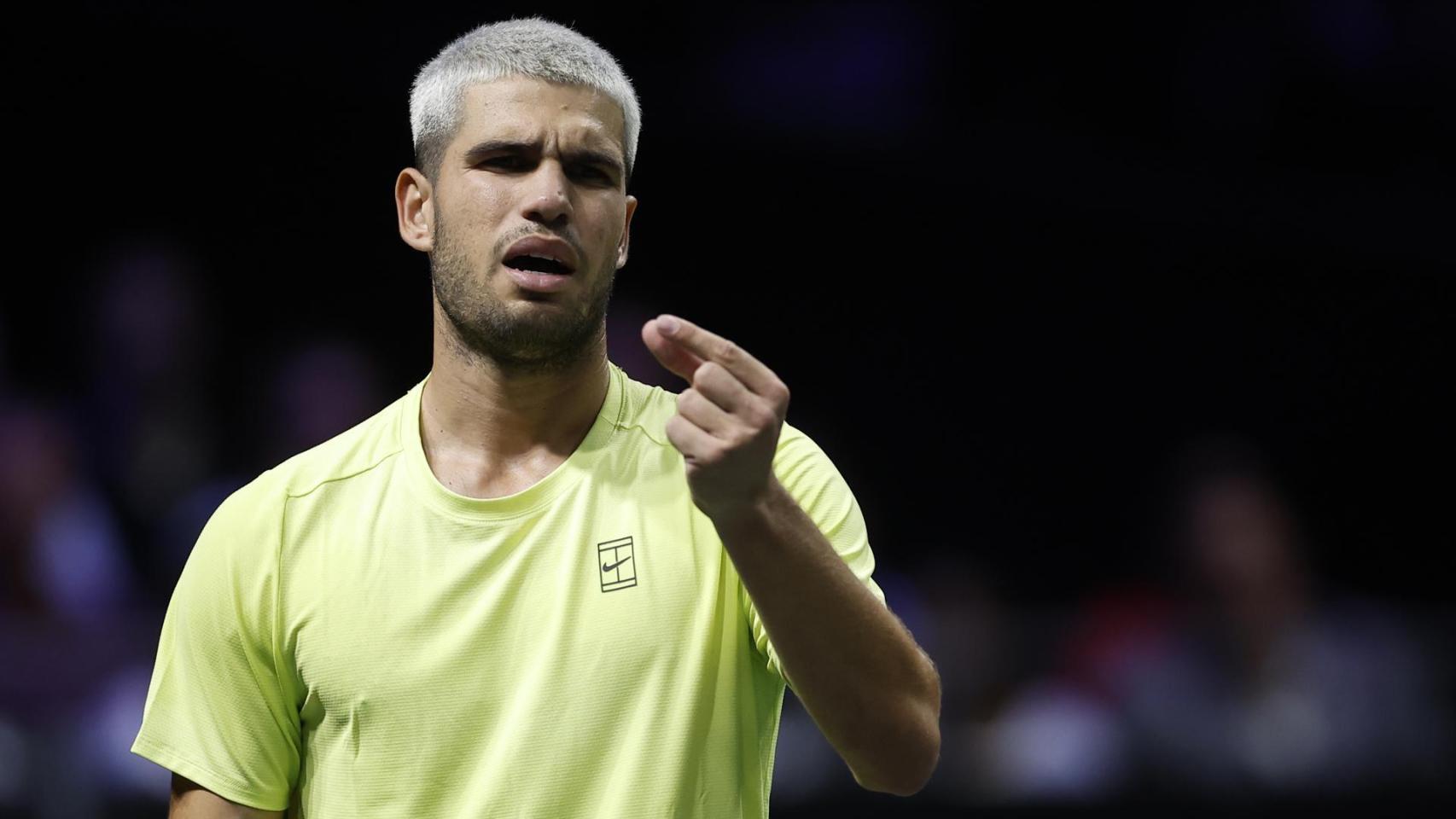 Carlos Alcaraz, con gesto de enfado en su partido contra Norrie en el Masters 1.000 de París
