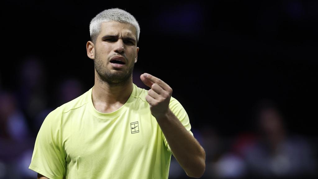 Carlos Alcaraz, con gesto de enfado en su partido contra Norrie en el Masters 1.000 de París