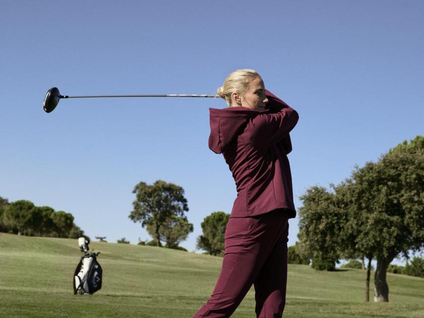 Conjunto sudadera con capucha y pantalones stretch.