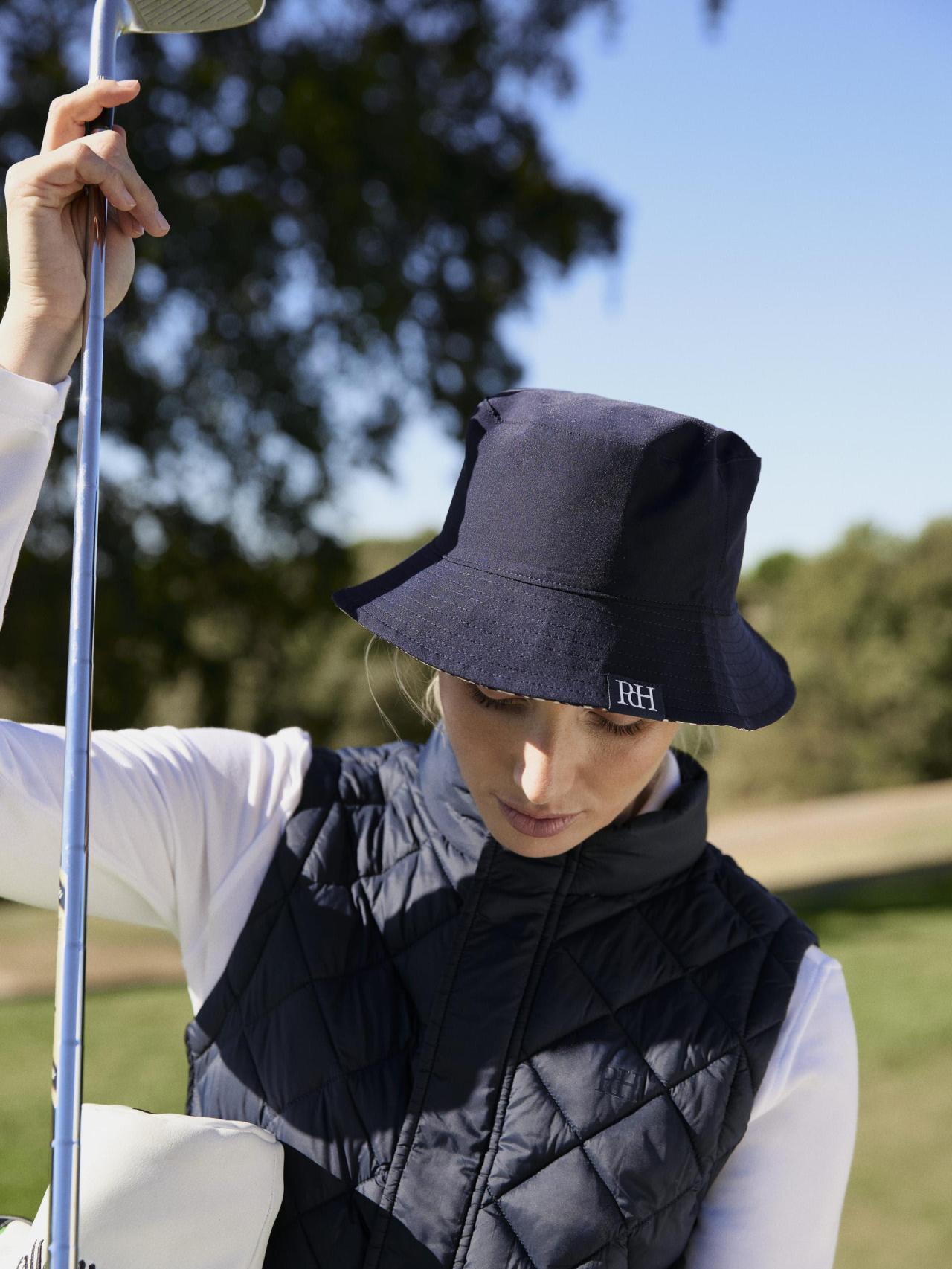 Gorro bucket azul con chaleco de rombos.