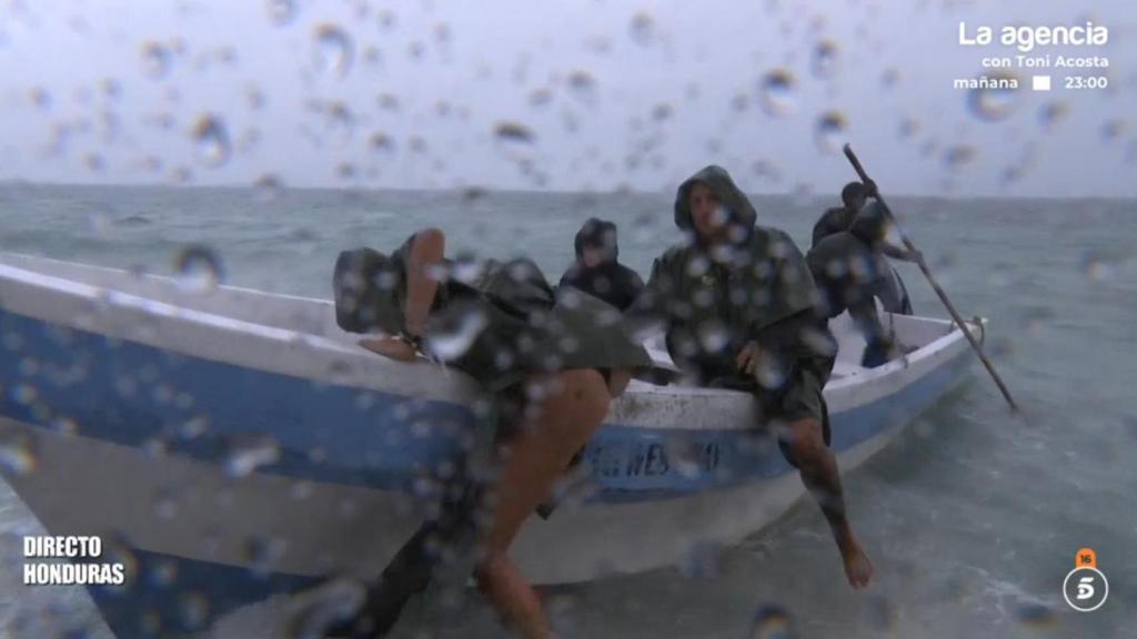 Los supervivientes inician un complicado viaje en barca.