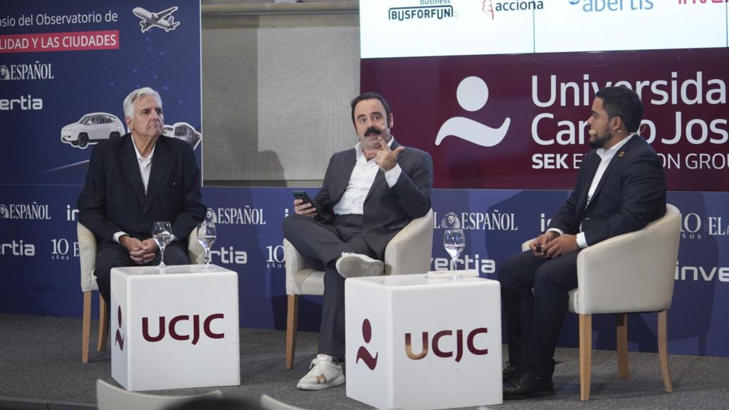 Jesús Herrero, secretario general de la Asociación de Transportes Públicos Urbanos y Metropolitanos; Eduardo Ortega, redactor jefe de EL ESPAÑOL-Invertia, y Dilmer Alvarado, director de Comunicación de BusForFun España.