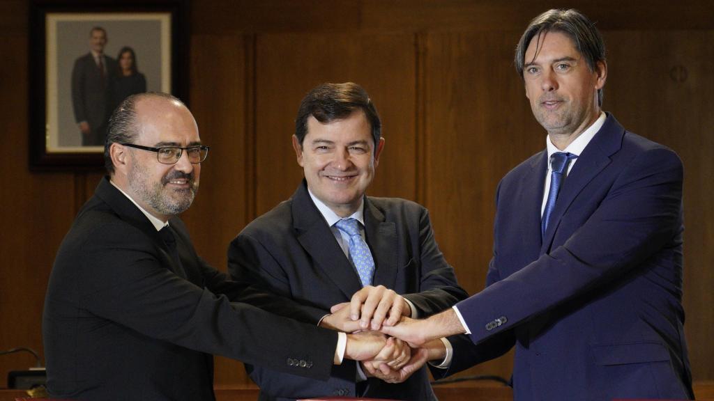 El presidente de la Junta de Castilla y León, Alfonso Fernández Mañueco (C), junto a los alcaldes de Ponferrada, Marco Morala (I), y Congosto, Jorge García (D), durante la firma del protocolo para la ampliación del Polígono Industrial La Llanada, este miércoles