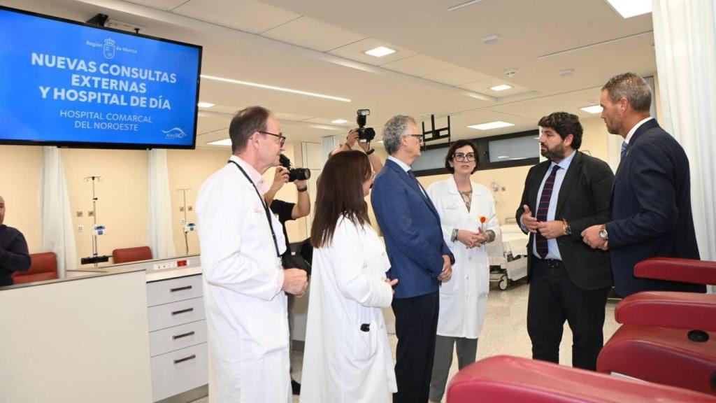 El presidente López Miras y el alcalde caravaqueño, conversando con los médicos, durante una visita a las nuevas consultas del Hospital Comarcal de Caravaca.