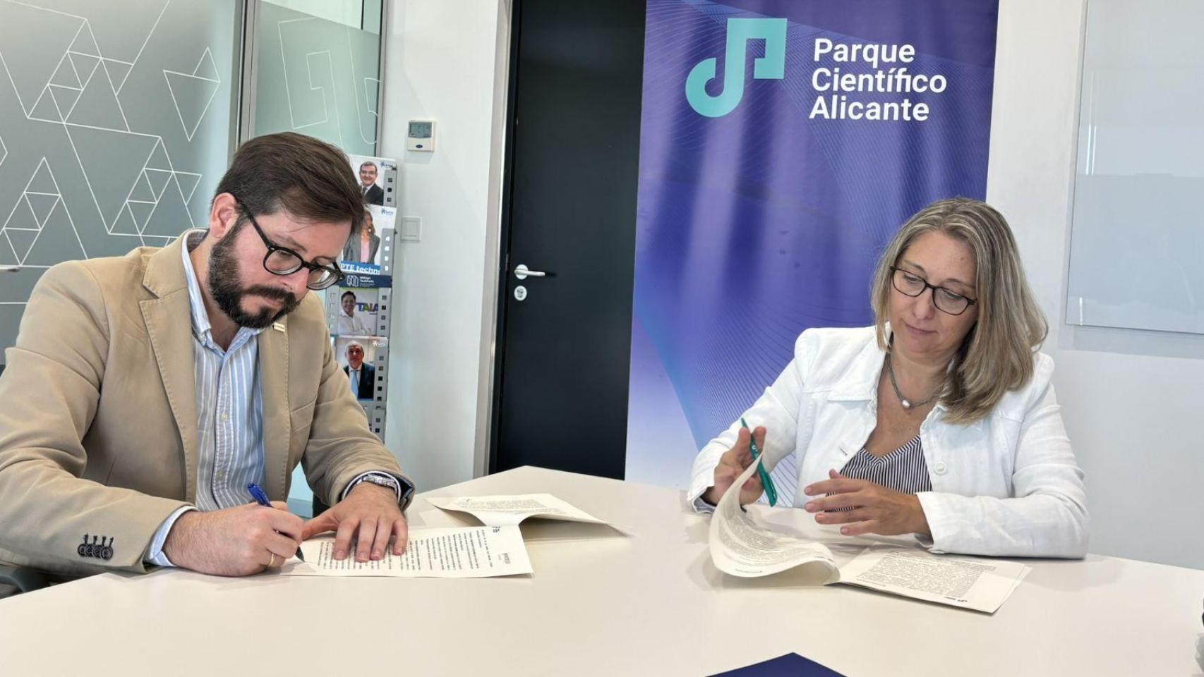 Alfonso Calero y María Jesús Pastor en el momento de la firma.