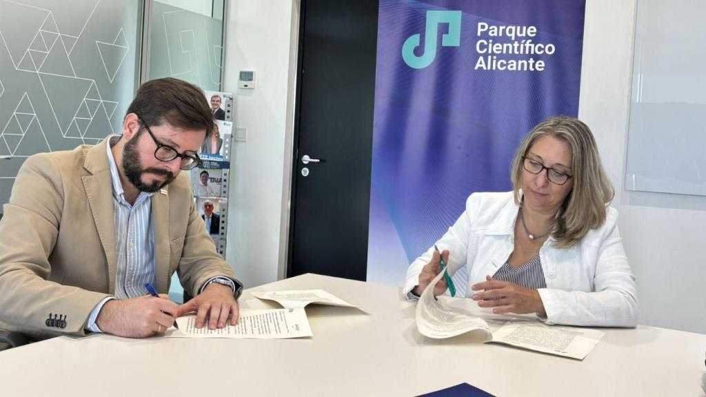 Alfonso Calero y María Jesús Pastor en el momento de la firma.