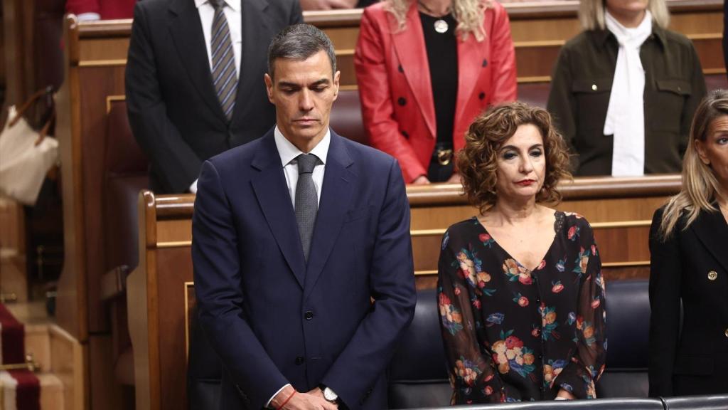 Pedro Sánchez este miércoles en el minuto de silencio por las víctimas de dana durante la sesión de control al Gobierno.