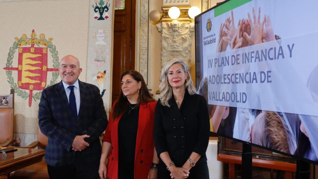 Jesús Julio Carnero, Laura Alonso e Irene Carvajal presentan el IV Plan Municipal de Infancia y Juventud