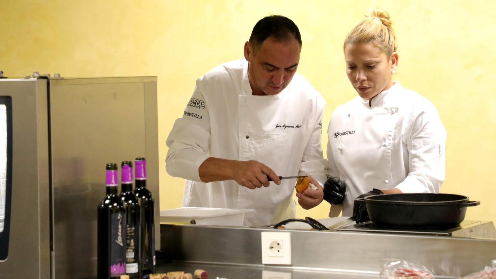 Jose Acirón del Grupo La Bastilla cocinando con IGP CHistorra de Navarra.