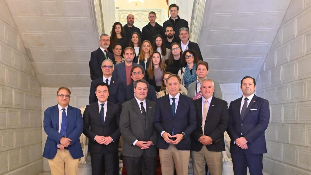 El alcalde de Salamanca, Carlos García Carbayo, junto a la delegación de Carolina del Norte, este miércoles
