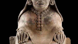 Escultura femenina con quechquémitl y enredo Cultura zapoteca Santa María Mixtequilla, Oaxaca 200-900 d. C. Barro Museo Nacional de Antropología