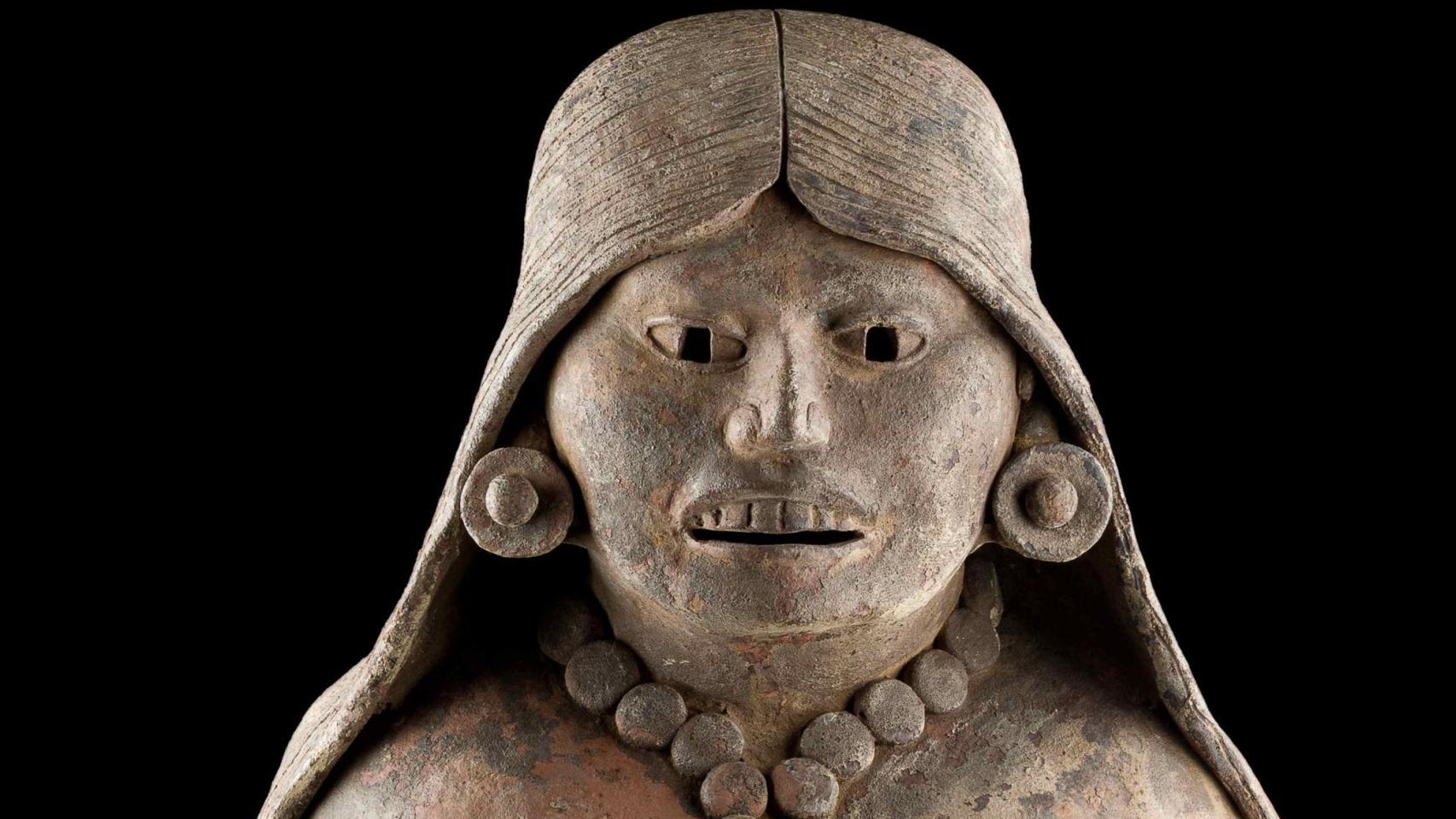 Escultura femenina con quechquémitl y enredo, cultura zapoteca Santa María Mixtequilla, Oaxaca 200-900 d. C. (fragmento) Museo Nacional de Antropología