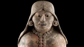 Escultura femenina con quechquémitl y enredo Cultura zapoteca Santa María Mixtequilla, Oaxaca 200-900 d. C. Barro Museo Nacional de Antropología