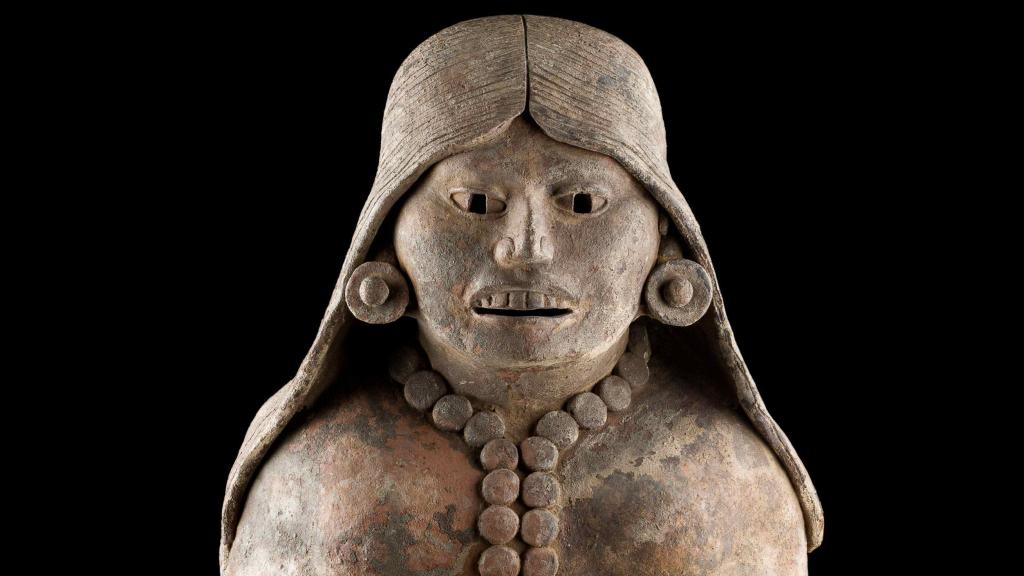 Escultura femenina con quechquémitl y enredo, cultura zapoteca Santa María Mixtequilla, Oaxaca 200-900 d. C. (fragmento) Museo Nacional de Antropología