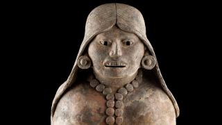 Escultura femenina con quechquémitl y enredo Cultura zapoteca Santa María Mixtequilla, Oaxaca 200-900 d. C. Barro Museo Nacional de Antropología