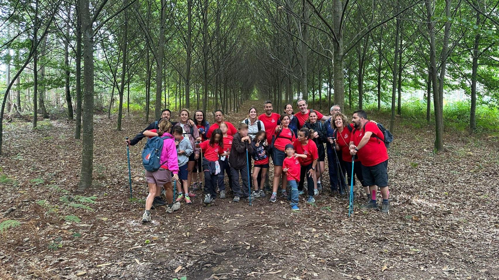 Juan Antonio y cuatro pacientes más con sus familias recorren el camino de Santiago.
