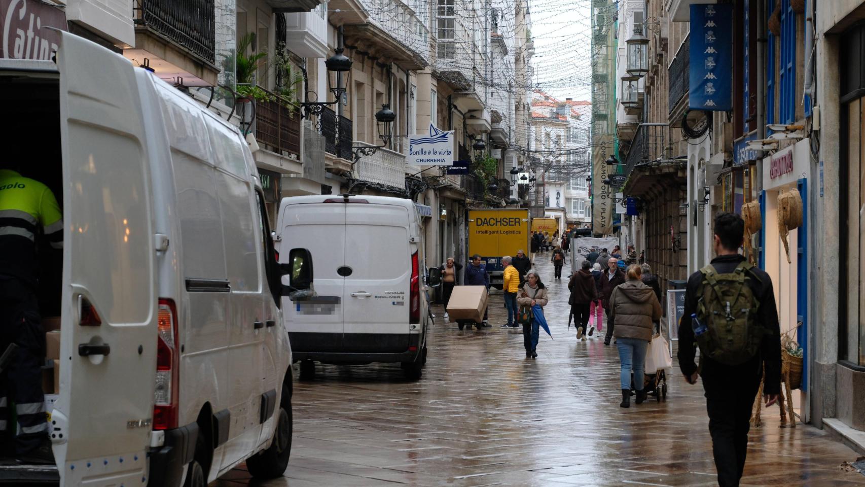 Vehículos de reparto y peatones en la calle Real de A Coruña entre las 10:00 y las 11:00 horas.