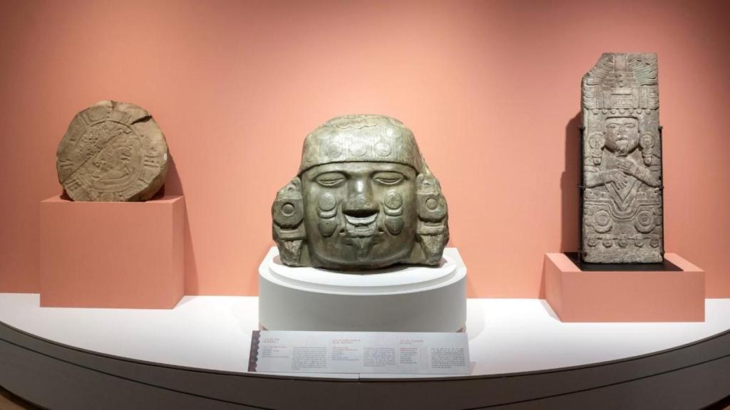 Centro: Cabeza monumental del dios Tláloc, siglo XVI; Izquierda: Disco de piedra con relieves posiblemente asociados a un calendario; Derecha: Estela o relieve vertical también dedicado a Tláloc. Foto: Museo Nacional de Antropología
