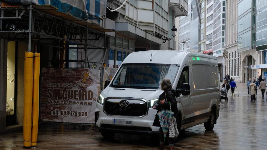 Una furgoneta esquiva a un peatón en la calle Real.