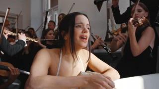 Rosalía lavando a mano en el videoclip de Berghain.