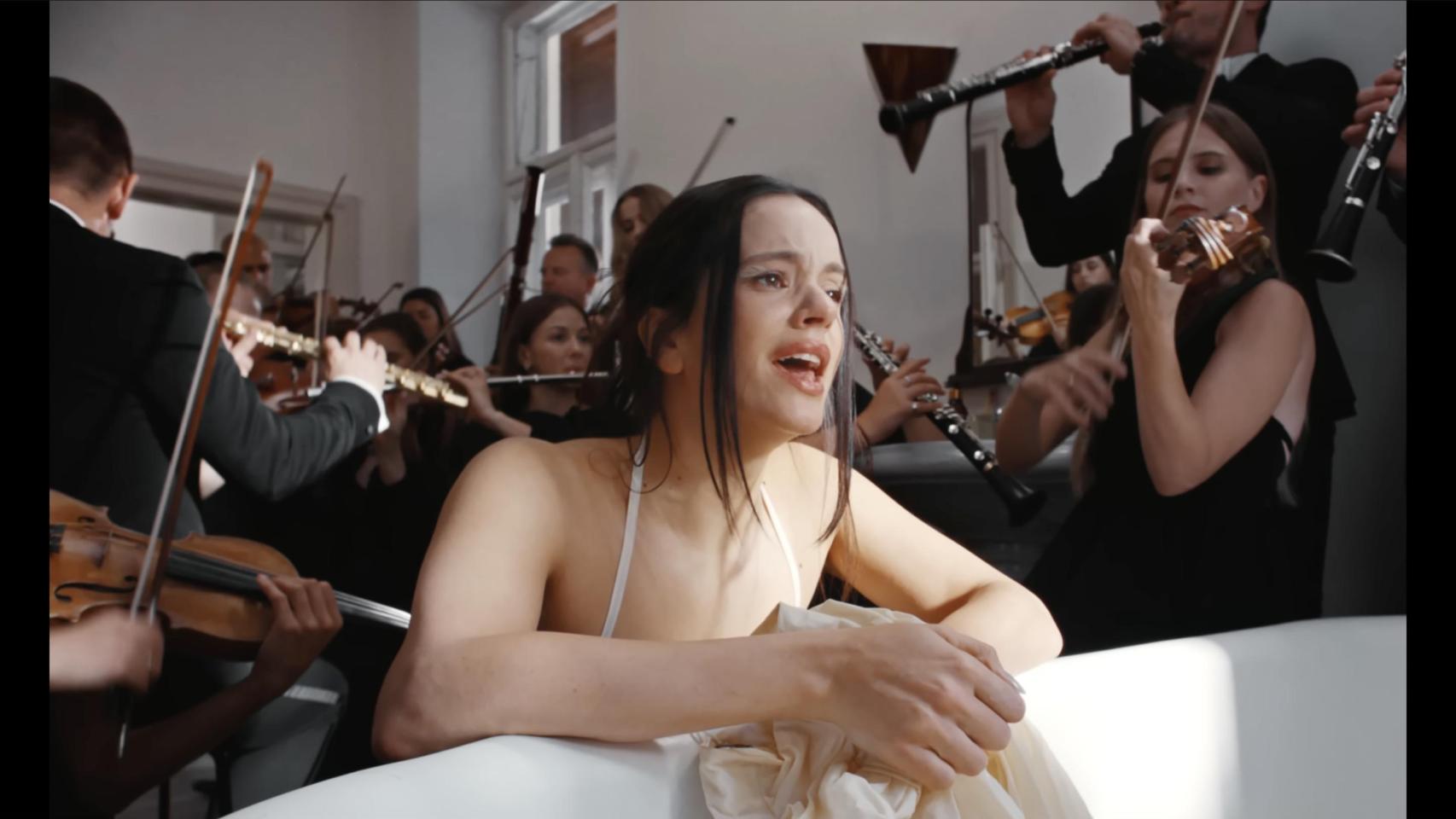 Rosalía fregando a mano en el videoclip de Berghain.