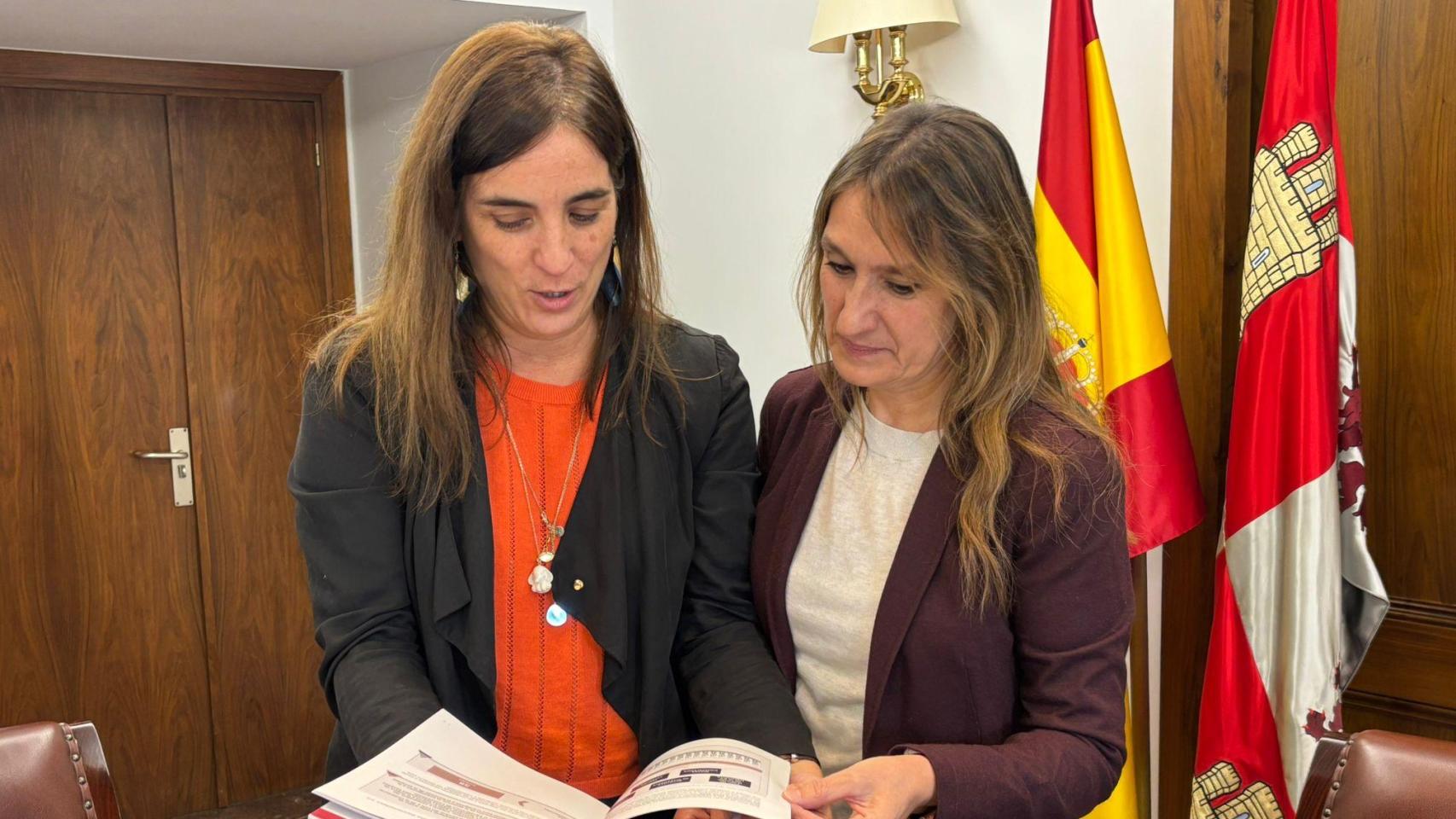 La consejera de Investigación y Universidades de la Generalitat de Cataluña, Núria Montserrat y la consejera de Educación de la Junta de Castilla y León, Rocío Lucas, durante su reunión de este miércoles