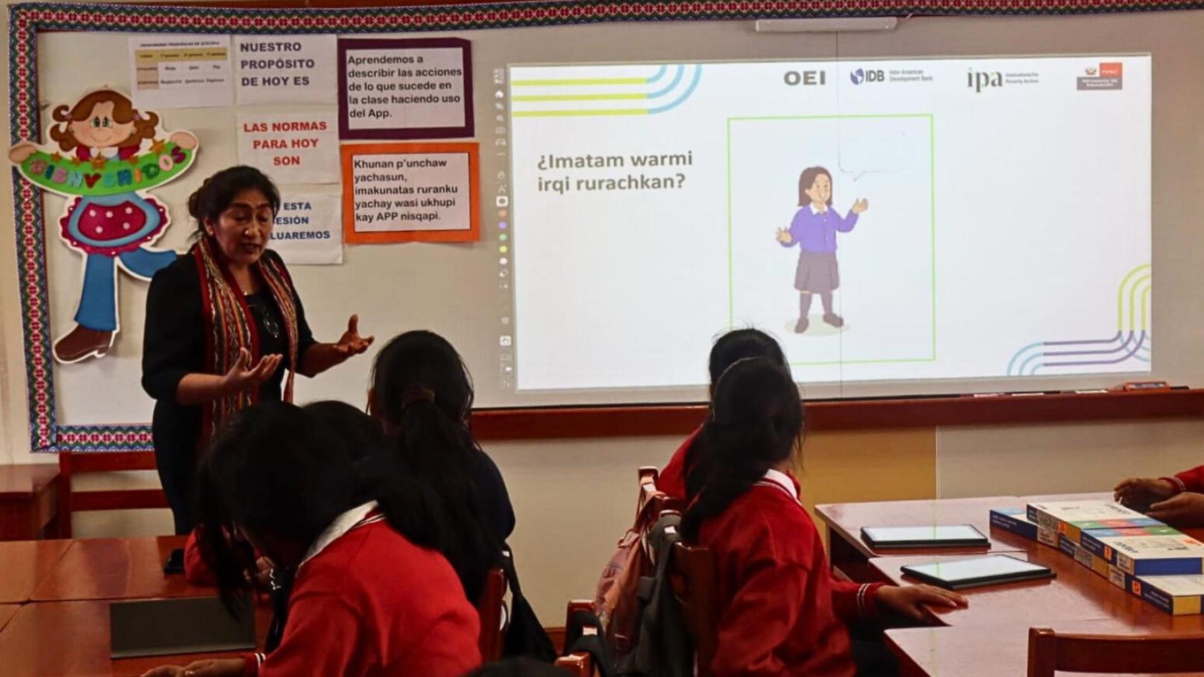 Presentación de la app 'Lenguas' en una escuela de Cuzco.