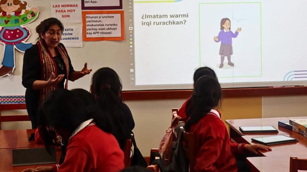 Presentación de la app 'Lenguas' en una escuela de Cuzco.
