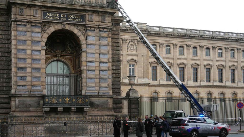 La grua por la que escalaron los presuntos ladrones en el robo del Louvre.