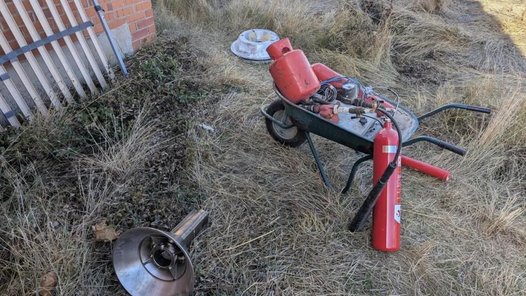 La Policía Local localizó enseres personales, chatarra y cables de dudosa procedencia en la quesería abandonada