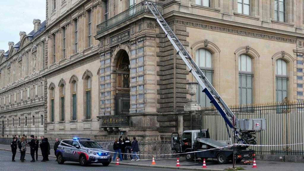 The crane that the alleged Louvre thieves climbed.