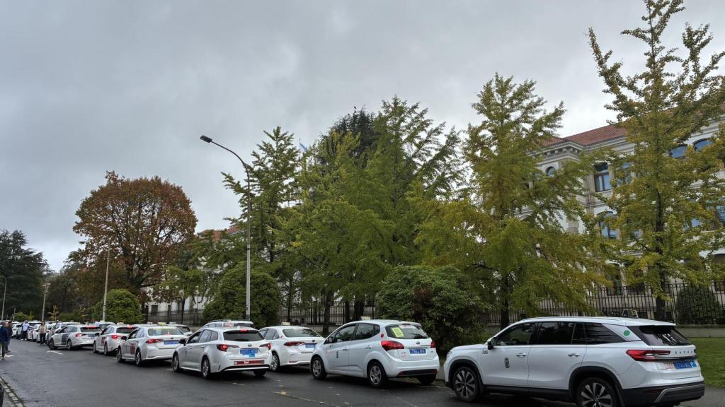 Unos 500 taxistas gallegos se manifiestan en Santiago contra las VTC: Nos quieren destruir
