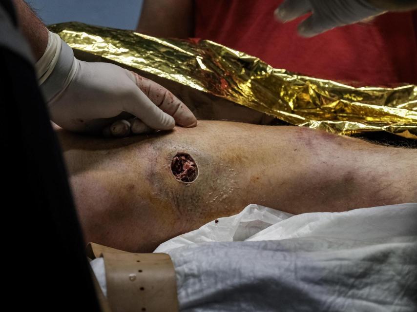 Un soldado ucraniano herido de baja en el frente de Pokrovsk es atendido en el punto de estabilización de la 14 Brigada Chervona Kalyna de la Guardia Nacional de Ucrania.