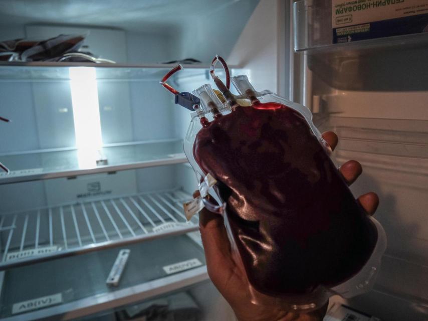 Bolsa de sangre preparada para enviar a las posiciones de combate del frente de Pokrovsk, mediante un dron, en caso de que algún herido ucraniano lo necesite.