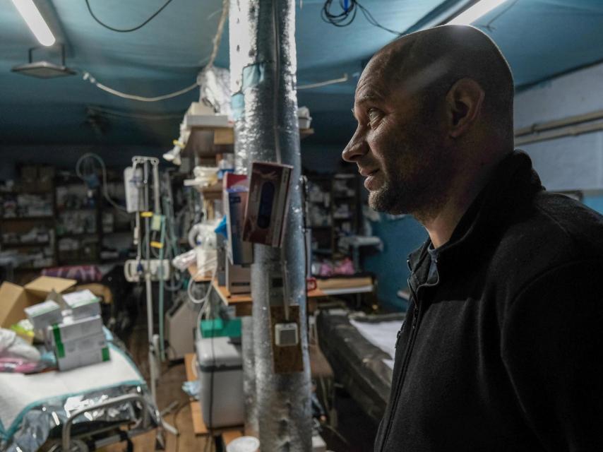 Andrii, cirujano y comandante médico de la 14 Brigada Chervona Kalyna, en una de las salas del punto de estabilización donde trabaja en el frente de combate de Pokrovsk.