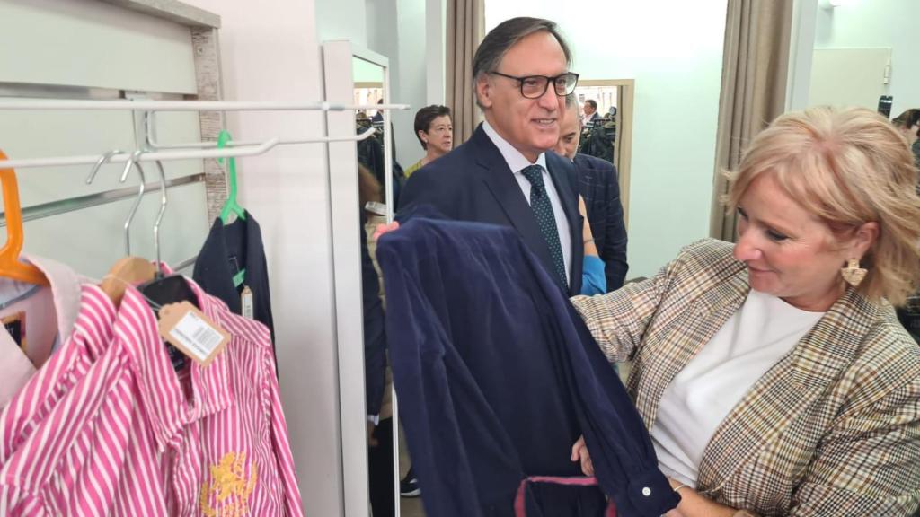La consejera de Industria, Comercio y Empleo, Leticia García, ha inaugurado hoy en Salamanca, la nueva tienda de ropa de segunda mano y complementos de la Cooperativa de iniciativa social y Centro Especial de Empleo “Porsiete”