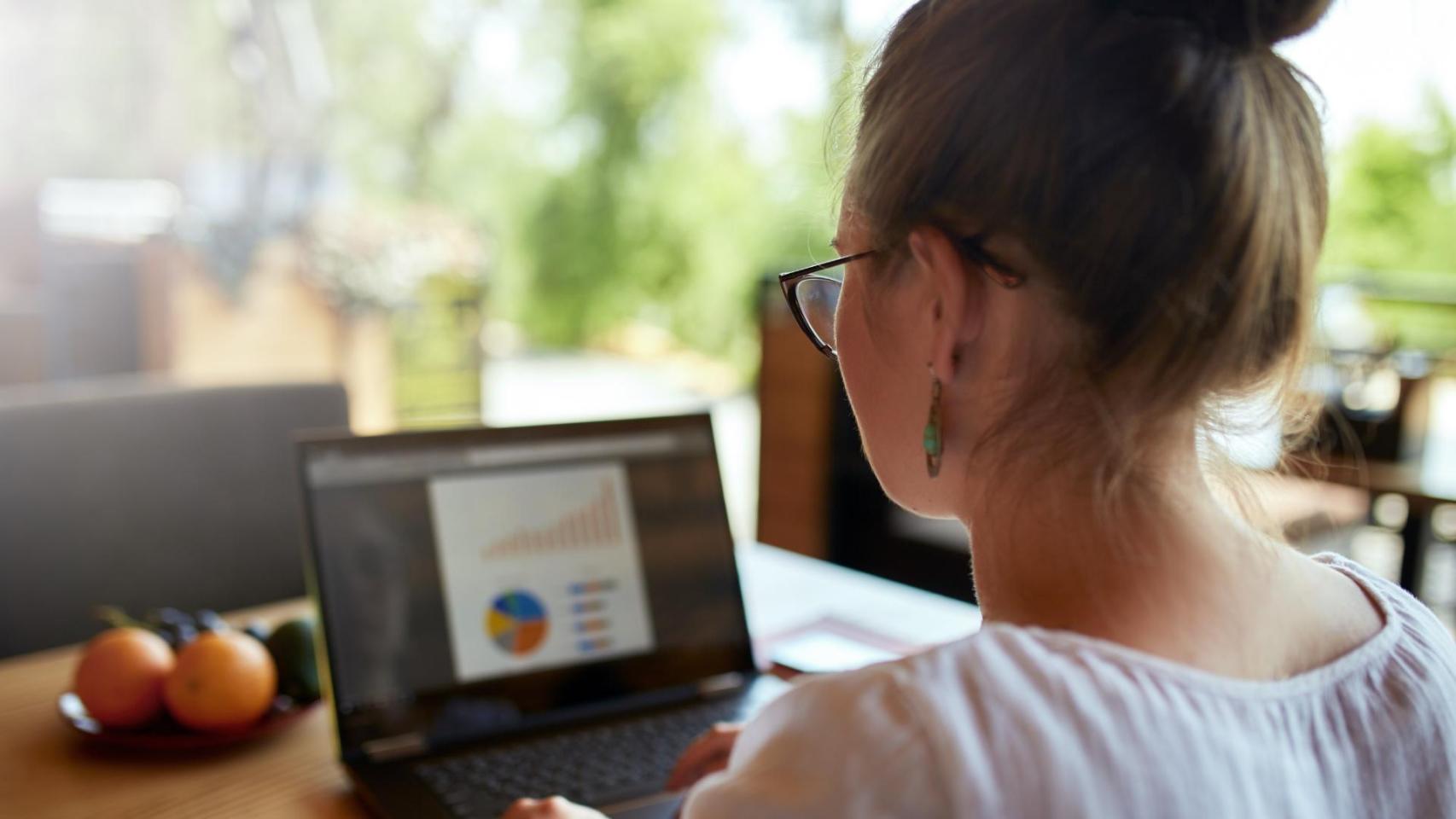 Imagen de archivo de una joven trabajando en su ordenador