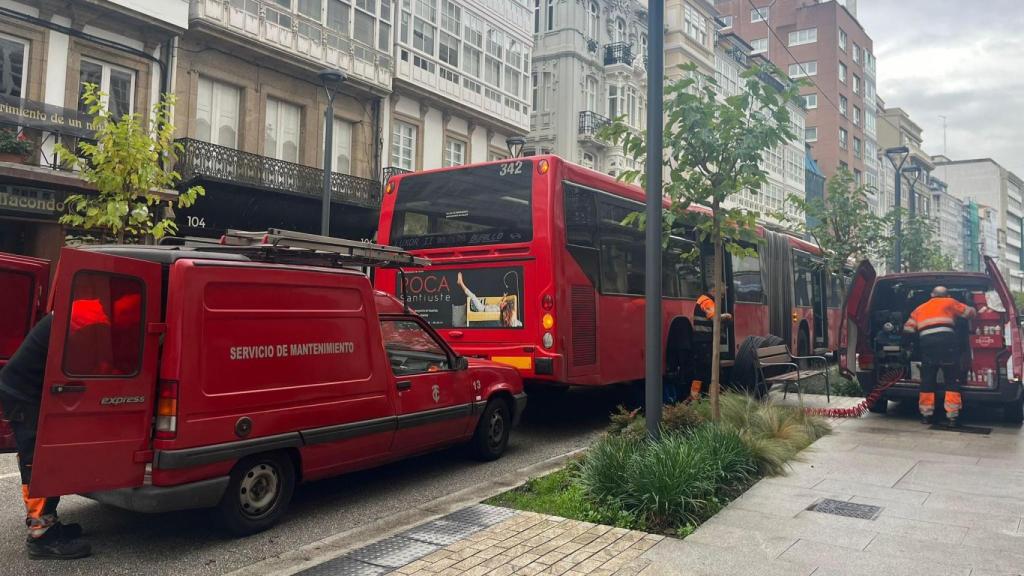 El servicio de mantenimiento arreglando la avería de un autobús urbano en San Andrés este miércoles.