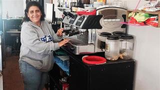 Yolanda trabajando en su bar de Brahojos de Medina
