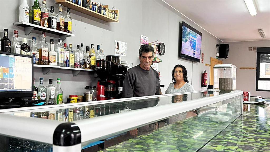 Yolanda y su marido en el Bar Alameda de Brahojos de Medina